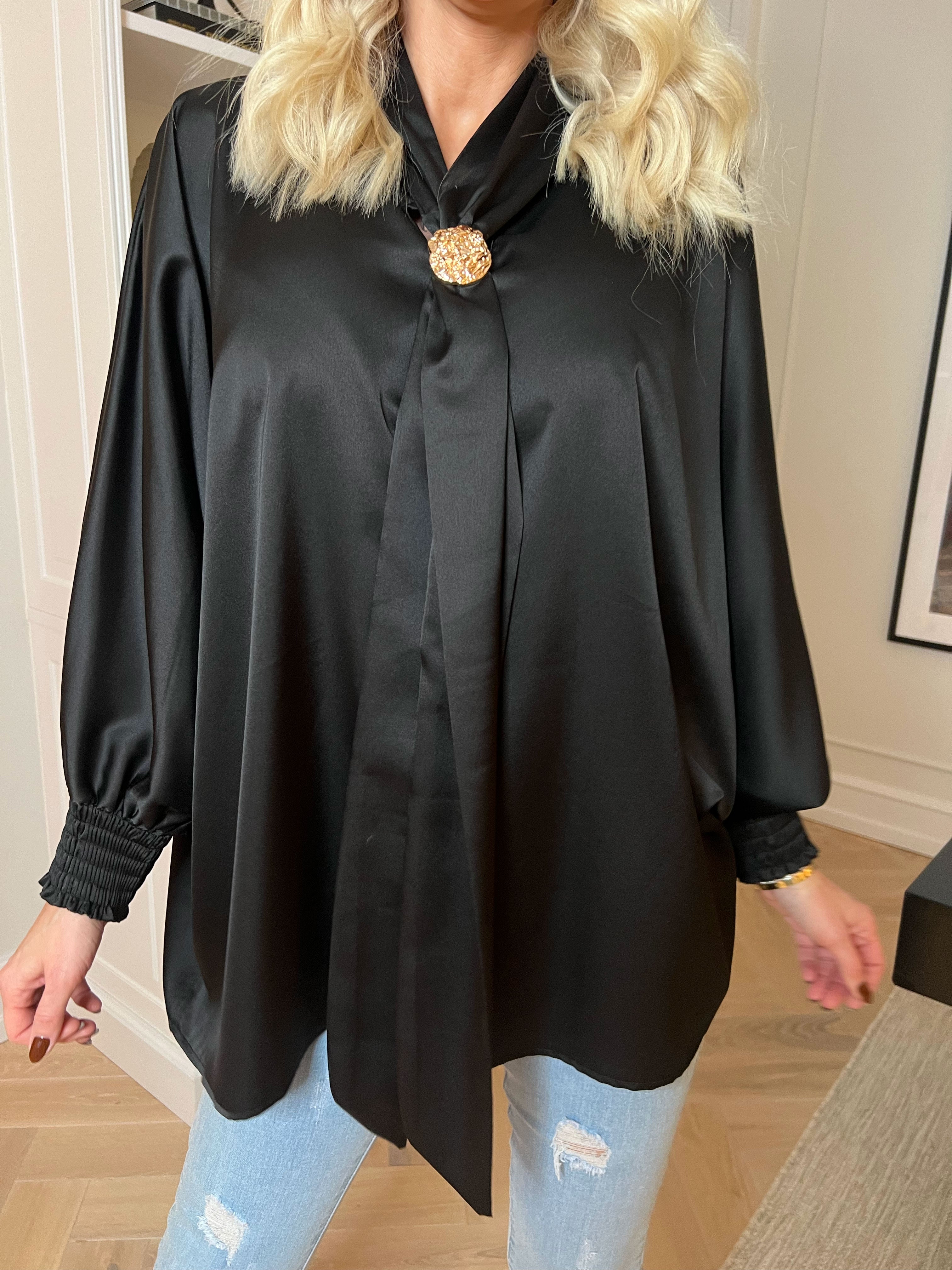 Janai - Sød tunika i silkelook med guld broche